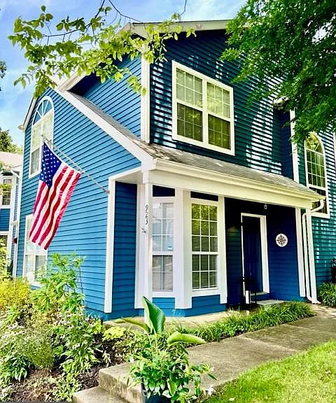 923 Breakwater Dr — Photo 1