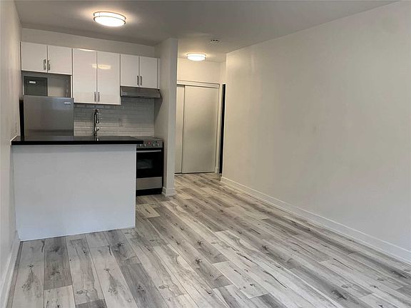 5th image of 256 Sherbourne St #106