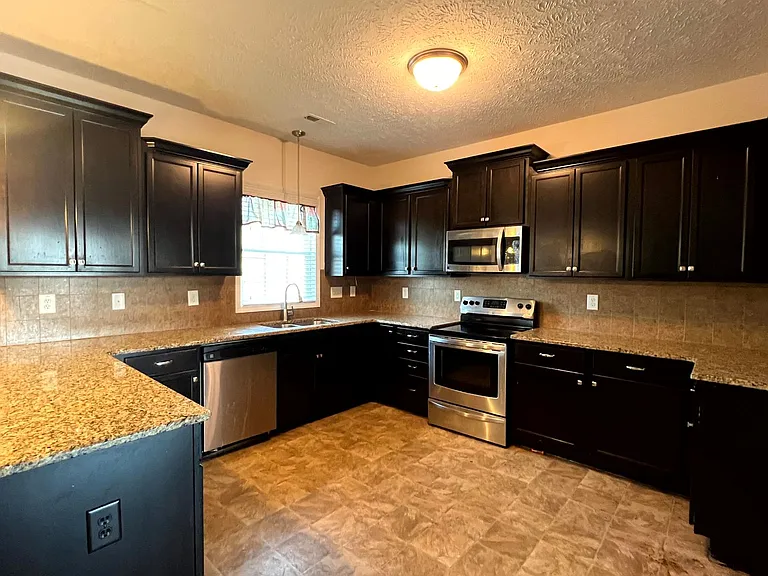 2458 Market Hill Dr — Photo 2