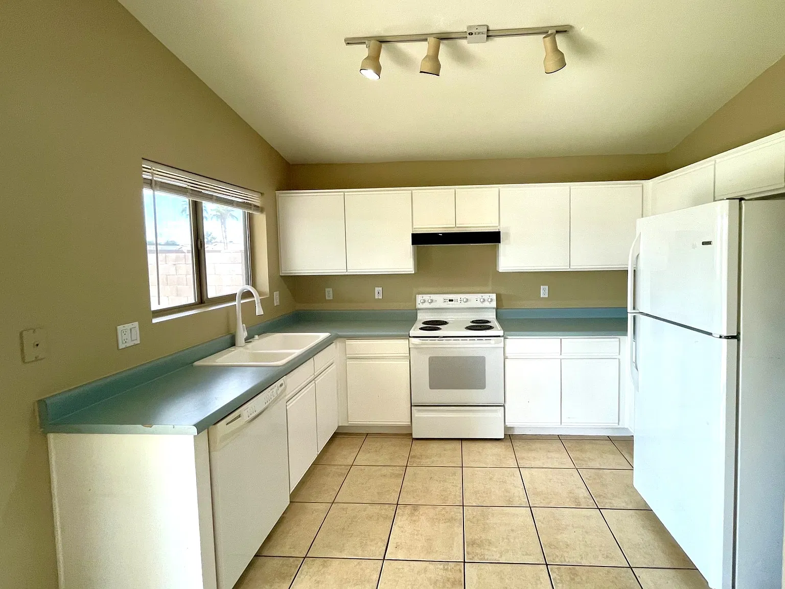 3 bed, 1065 sqft, $1,750 — Photo 1
