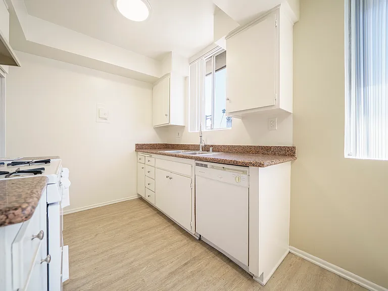 Harvard Apartments — Photo 25