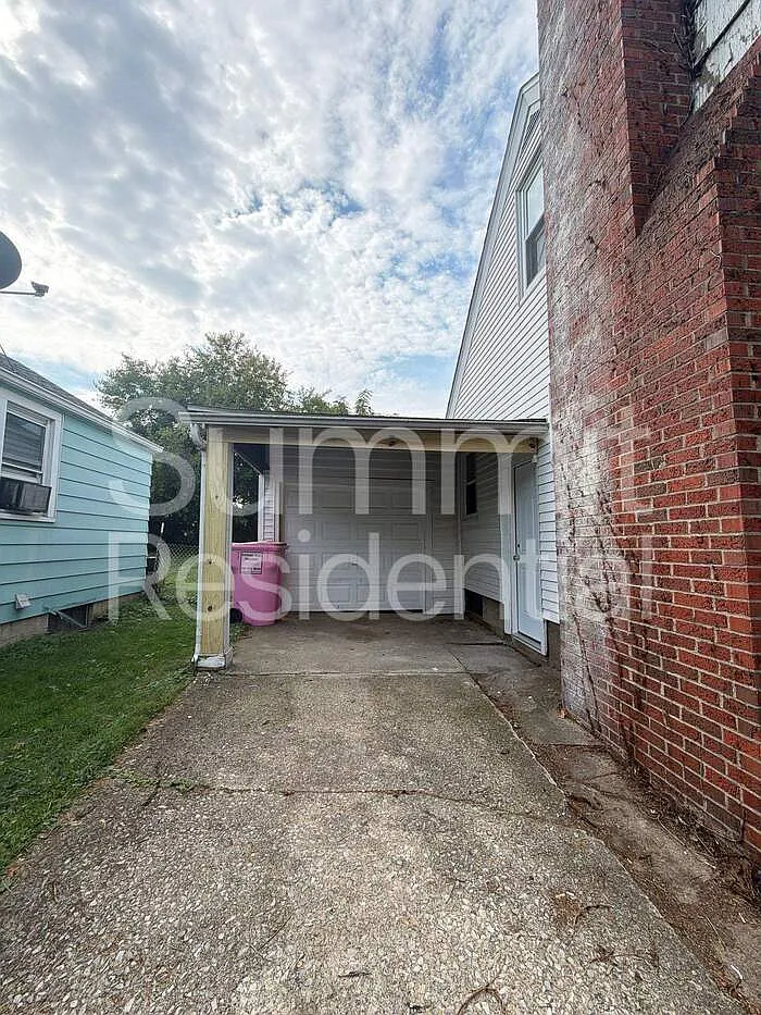 3 bed, 1.0 bath, 1180 sqft — Photo 2