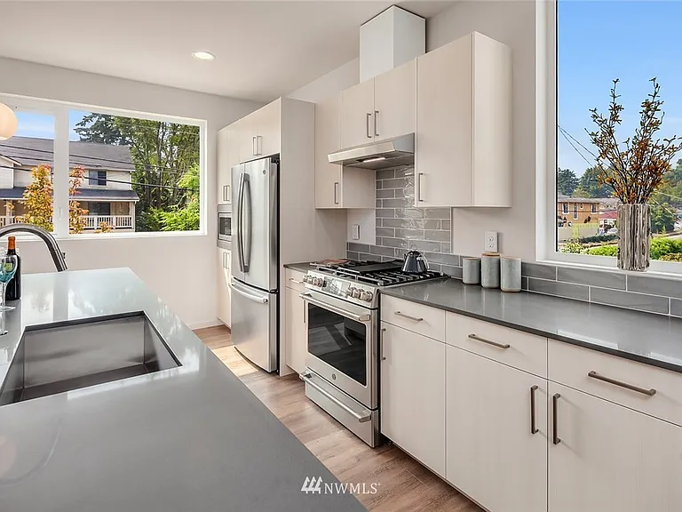 2410 NE 75th St — Photo 11