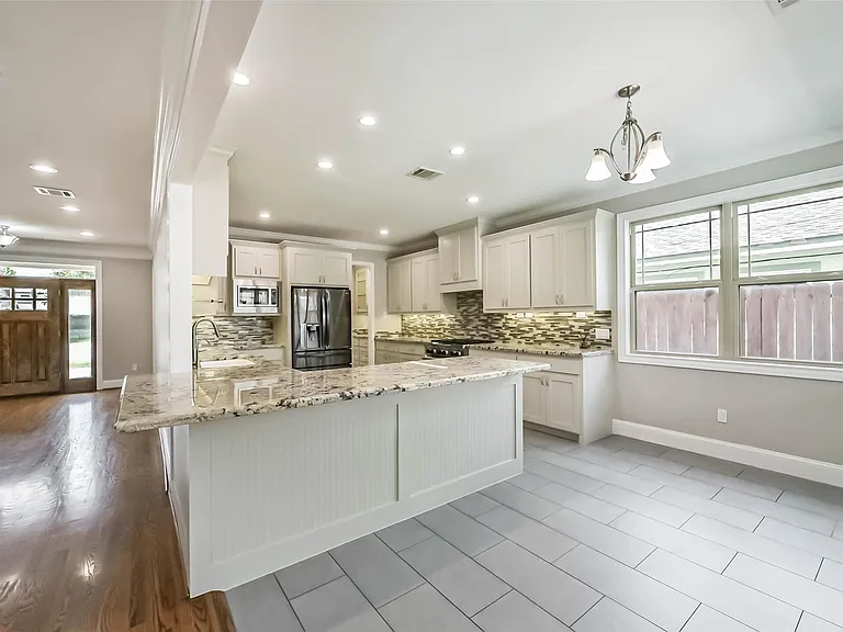 1317 Chantilly Ln — Photo 10
