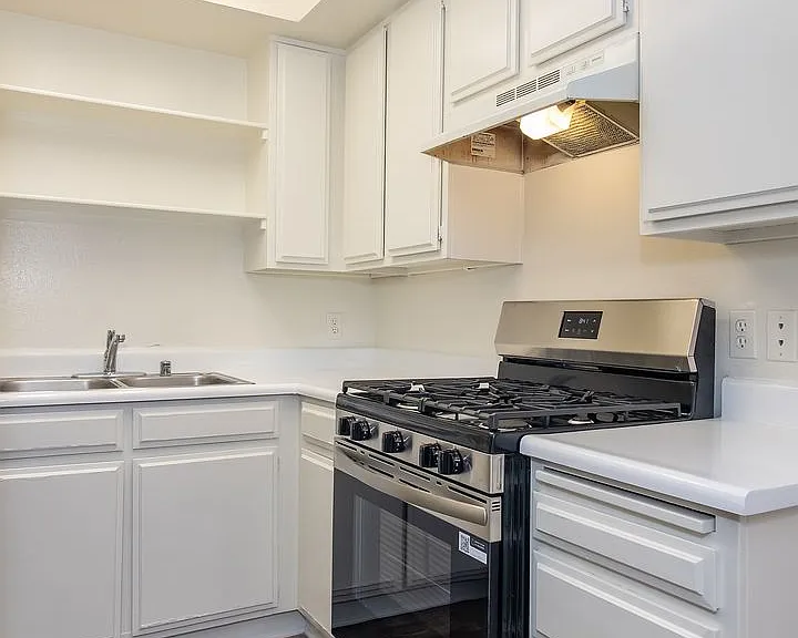 407-409 W Lexington Dr — Photo 8