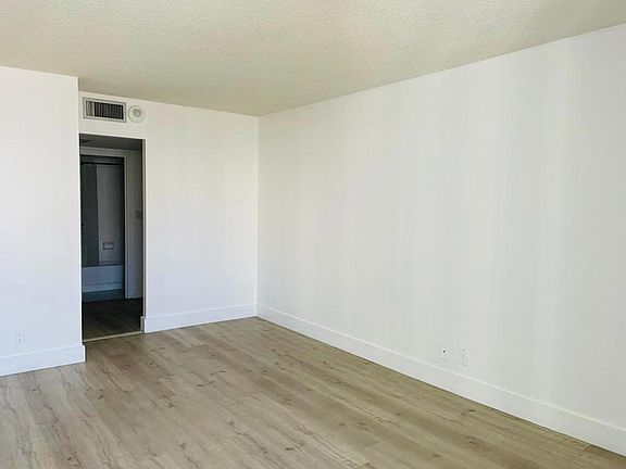 5th image of 100-0 Bayview Dr #1031