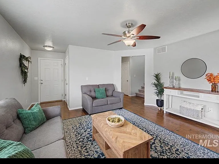 681 W Archerfield St — Photo 3