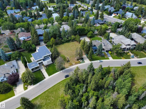 9716 Riverside Dr NW, Edmonton, AB T5N 3M6