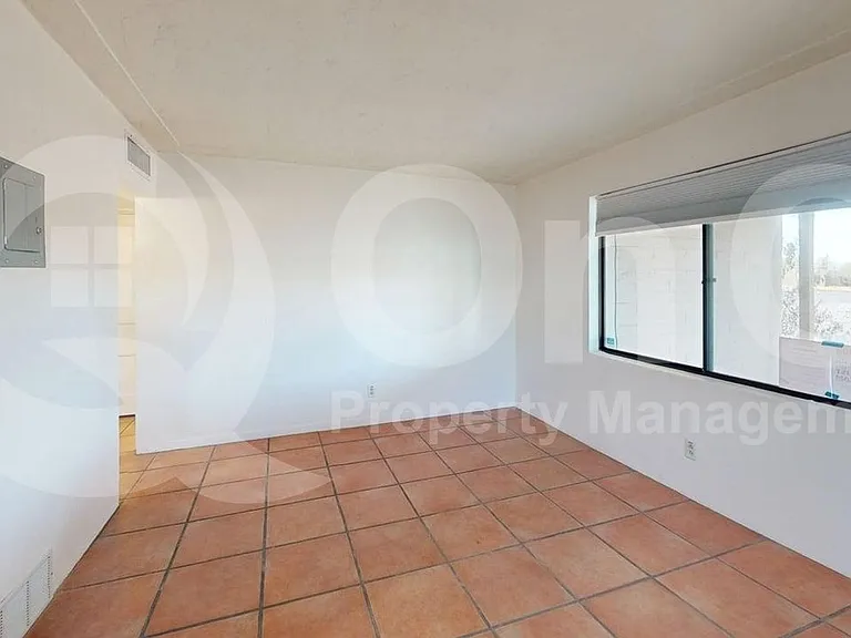 1002 E Simmons St — Photo 5