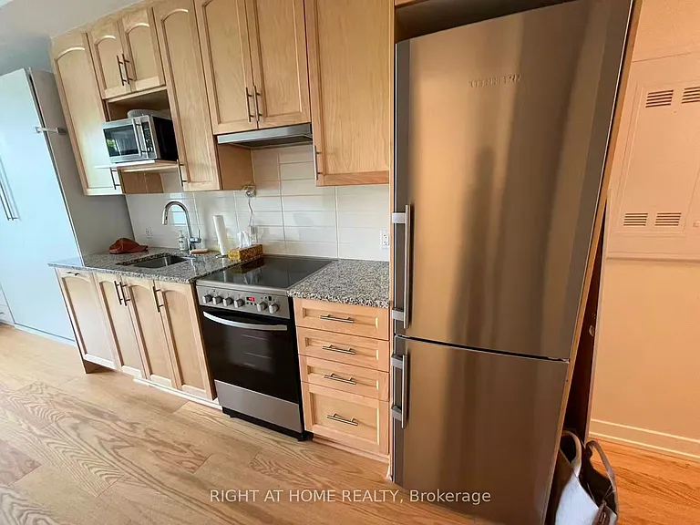 530 De Mazenod Ave #303 — Photo 8