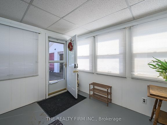 4th image of 15233 Medway Rd