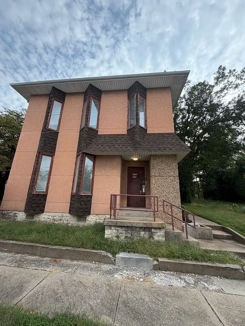 Charming 1BR Triplex in Belleville — Photo 1