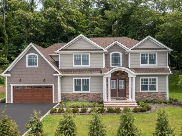 7 Mimosa Drive, East Hills, NY 11576