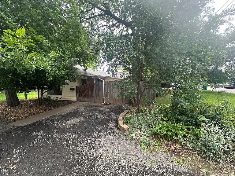 2050 Laburnum Ave — Photo 37