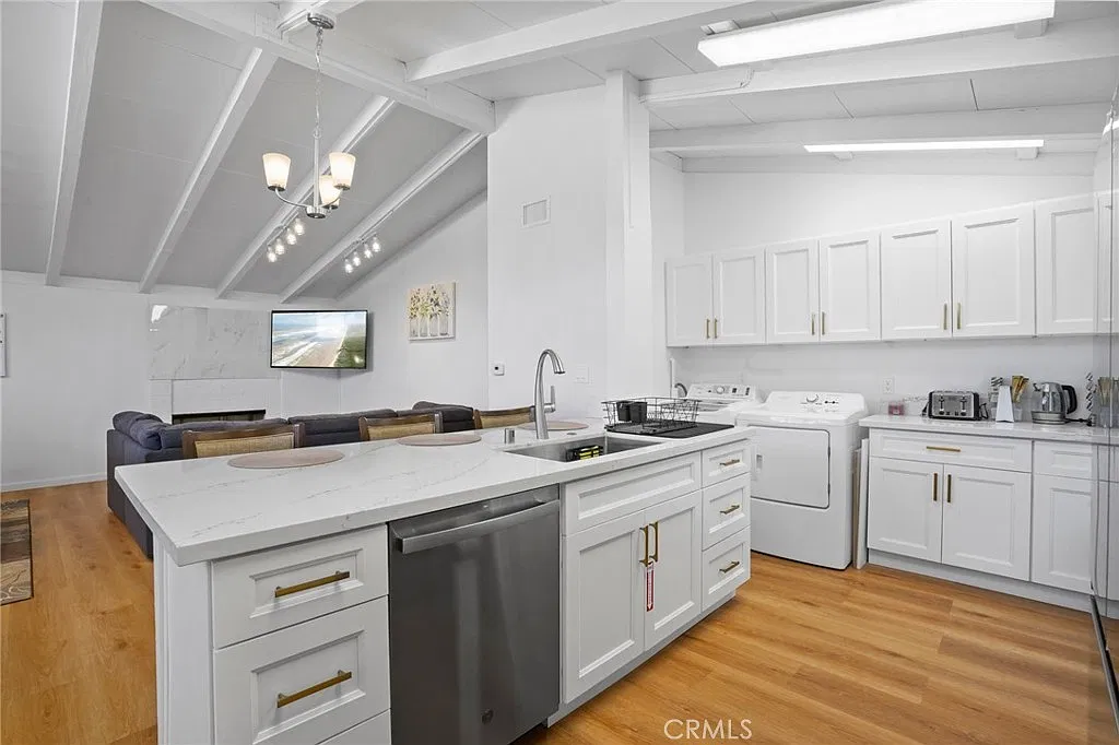 4 bed, 2.5 bath, 1817 sqft, $7,595 — Photo 1
