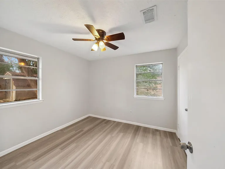 602 Reverse St — Photo 15