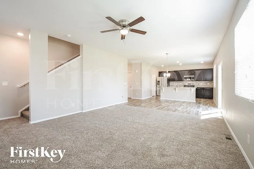 4 bed, 2.0 bath, 2542 sqft, $3,390 — Photo 3