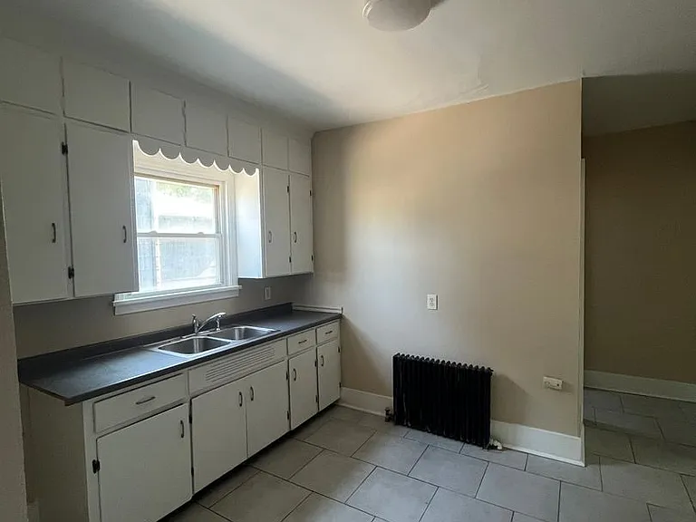 380 Seneca Ave — Photo 3