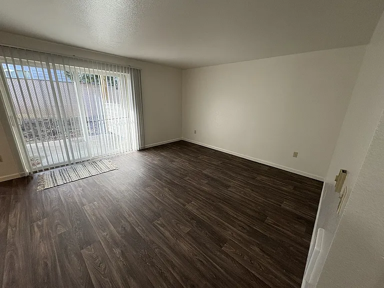 Windsor Manor Apartments — Photo 6
