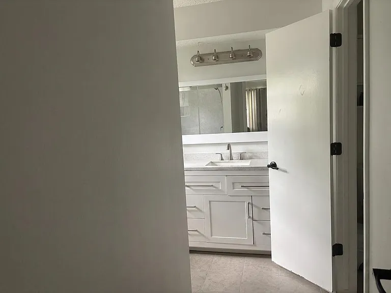 2101 NE J St — Photo 8