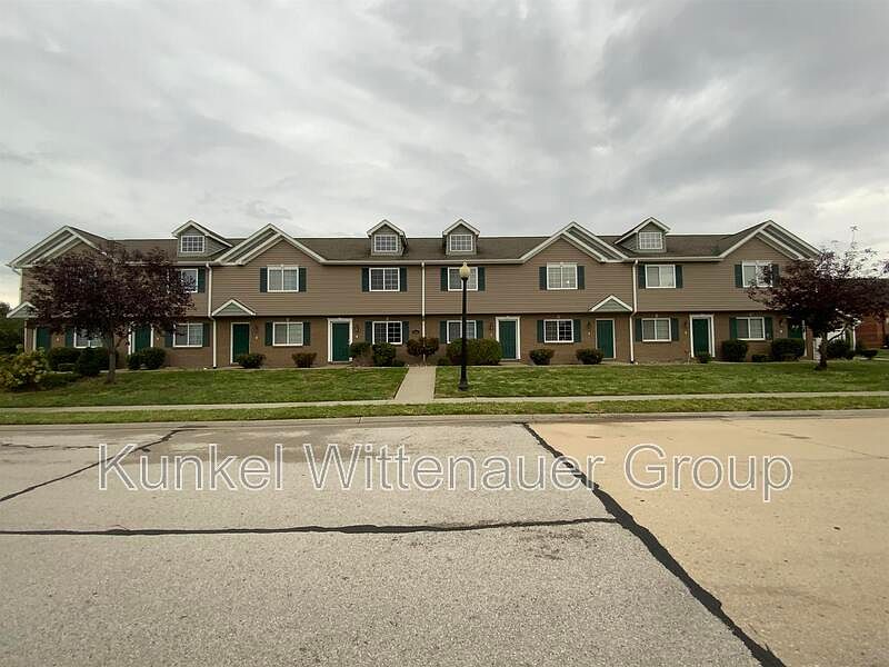 1st image of 700 Fountain View Dr #C