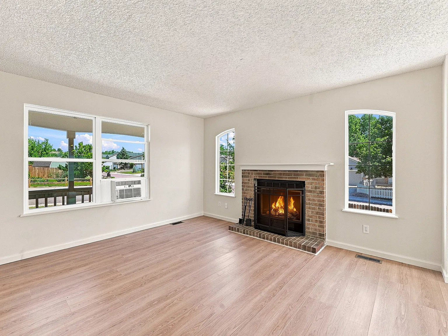 3 bed, 2.5 bath, 1735 sqft, $2,400 — Photo 2