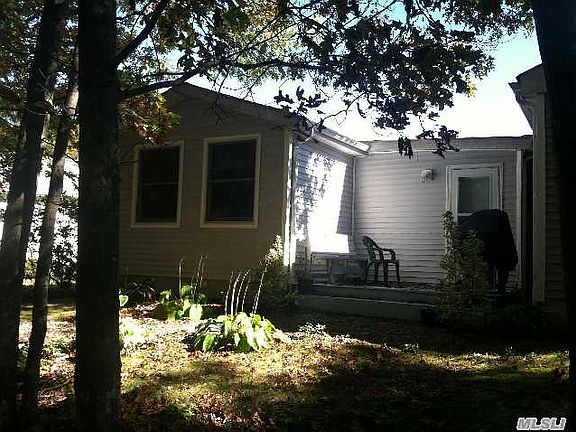 3rd image of 205 Village Cir W