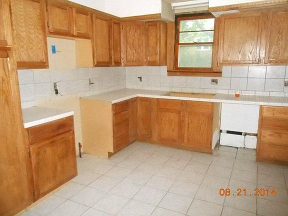 5th image of 824 Fuller Ave