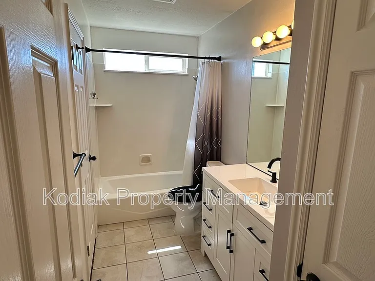 1941 Jenny Ln — Photo 9
