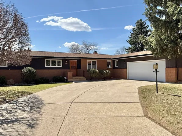 18 Vista Dr, Minot, ND 58703