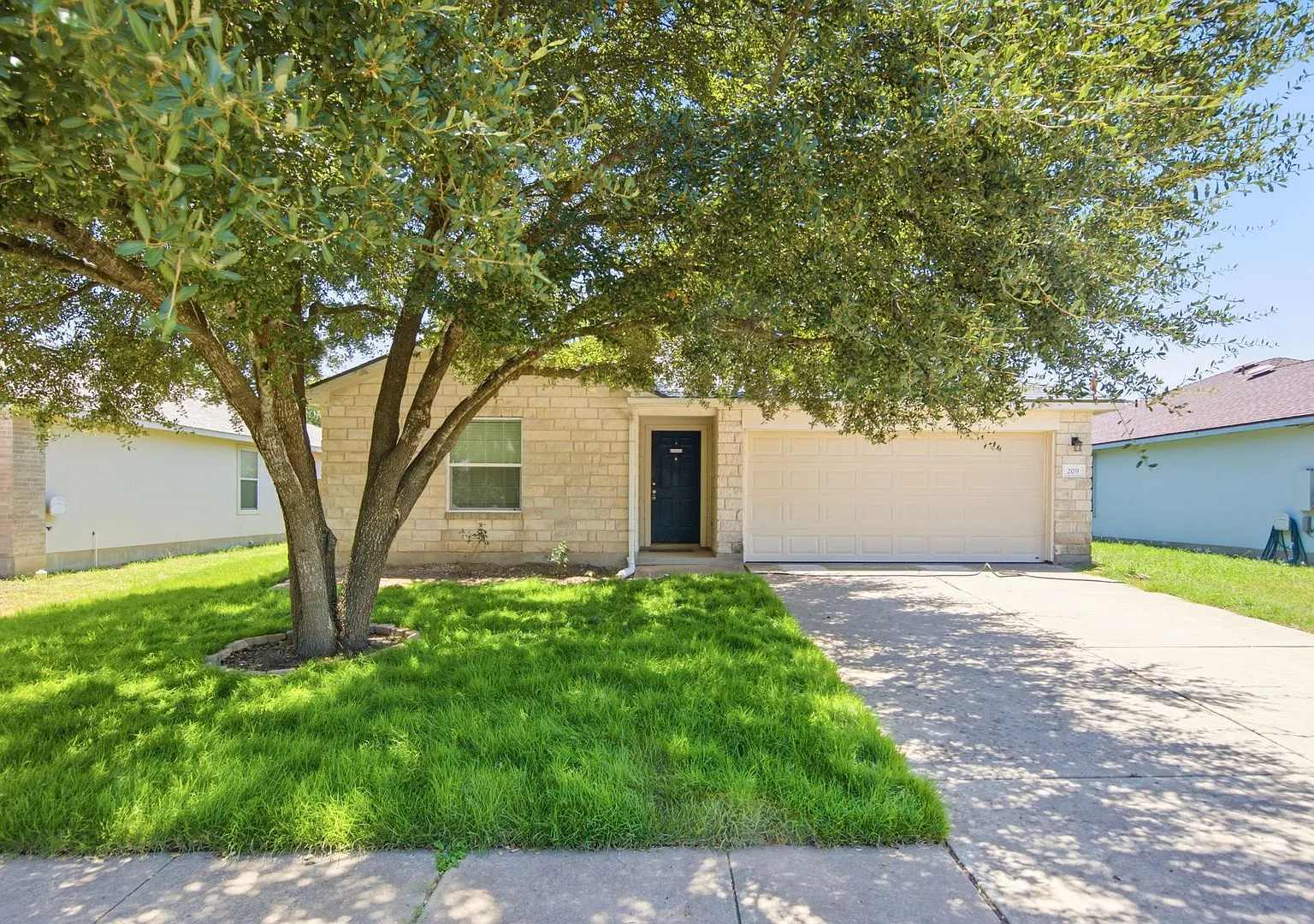 Charming 3 bedroom Home in Hutto! — Photo 2