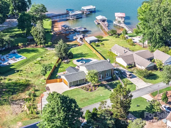 8005 Island View Ct, Denver, NC 28037