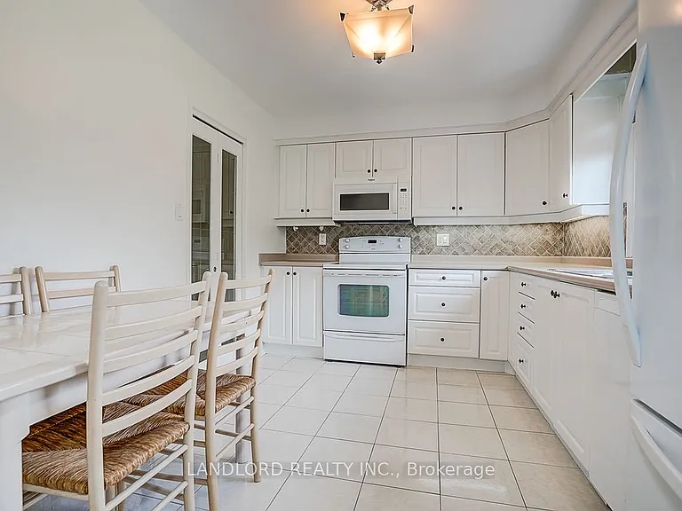 2294 Wyandotte Dr — Photo 17