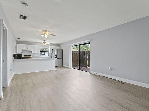 3rd image of 2050 Oleander Boulevard #10101