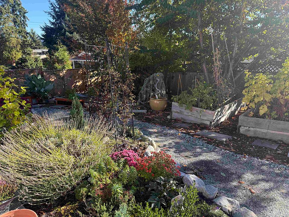 2nd image of 811 Aurora Way