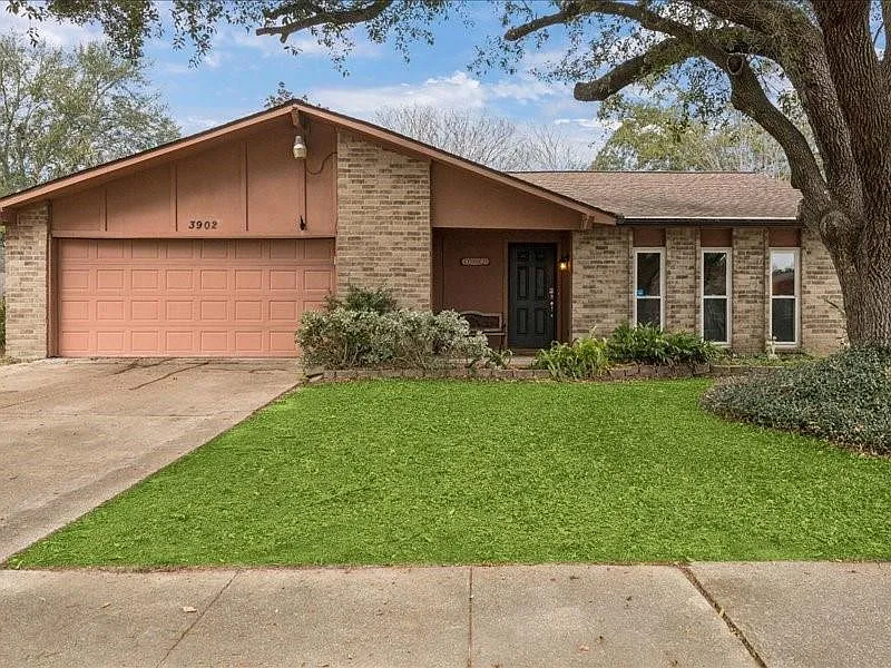 4 bed, 2.5 bath, 2211 sqft, $2,300 — Photo 2