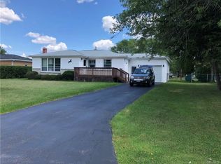 24 Ridgewood Dr, Orchard Park, NY 14127