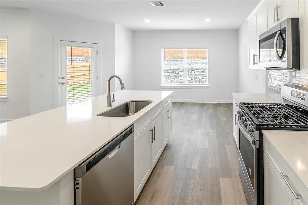 3 bed, 2.5 bath, 1762 sqft, $1,995 — Photo 2
