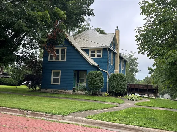 309 Spruce St, Pana, IL 62557