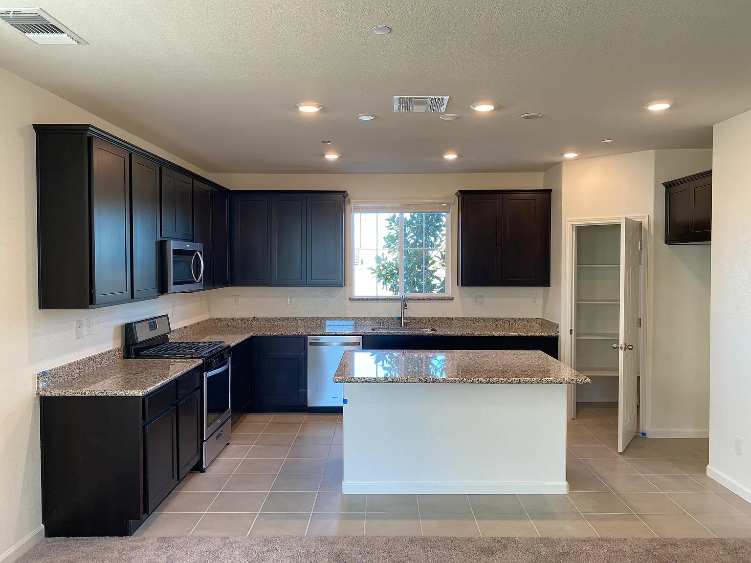 3 bed, 2.5 bath, 1887 sqft, $3,000 — Photo 3
