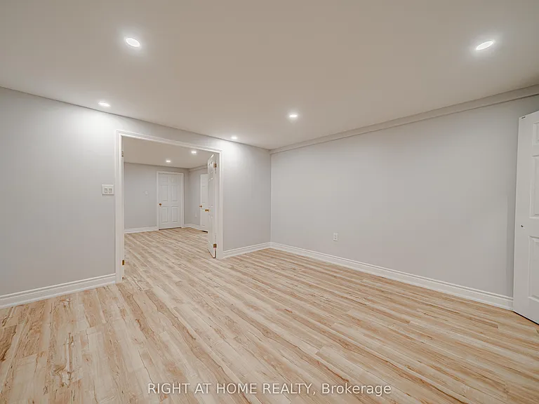 3 Glenayr Rd #LOWER — Photo 36