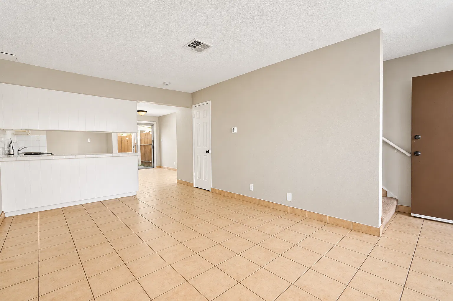 2 bed, 1.5 bath, 1072 sqft, $2,050 — Photo 2