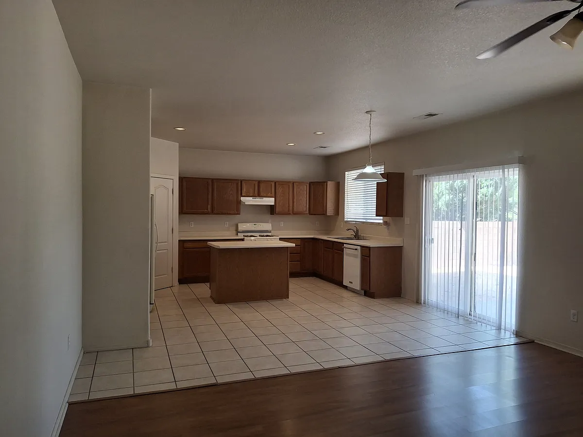 Building Photo - 3804 Rolling Meadows Dr NE