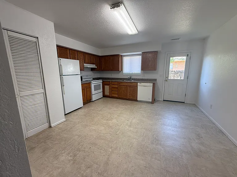 555 Garfield Dr #4 — Photo 3