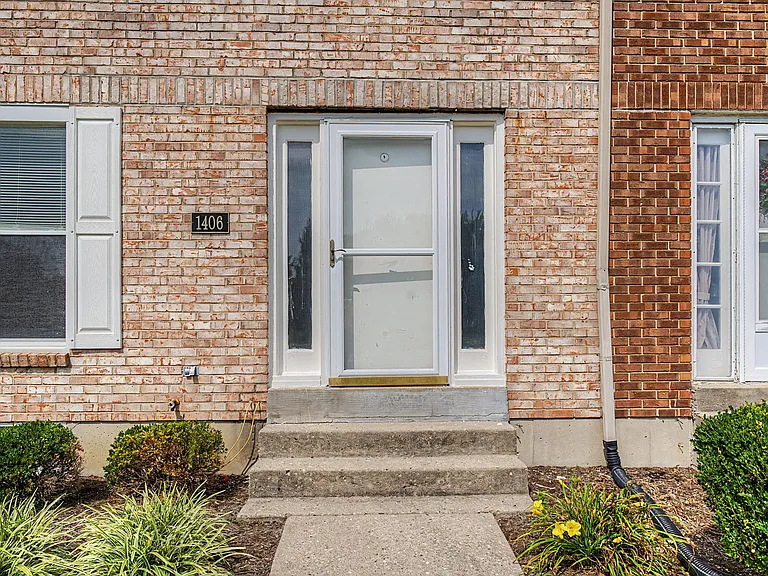 1406 Old Town Ct — Photo 3