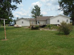 951 Fairfield Rd, Xenia, IL 62899