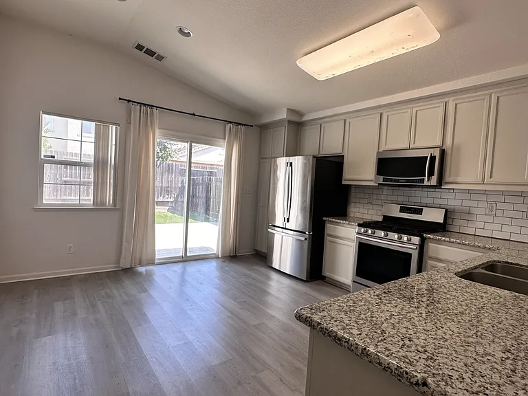 1465 La Sierra St — Photo 4
