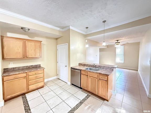4th image of 304 E College St
