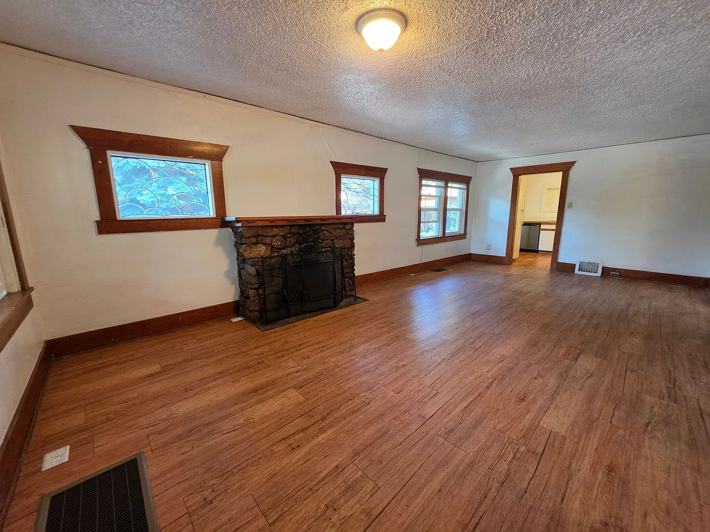 4 bed, 2 bath House On The Hill! — Photo 2