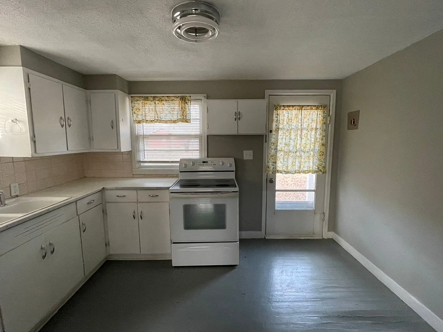 Adorable 2 Bedroom/ 1 Bathroom House — Photo 3